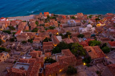 Yunan kenti Monemvasia 'nın çatılarının gün batımı manzarası.