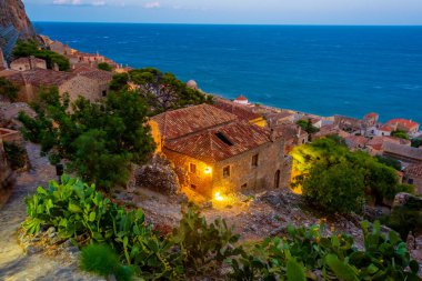 Yunan kenti Monemvasia 'nın çatılarının gün batımı manzarası.