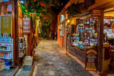 Monemvasia, Yunanistan, 5 Eylül 2022: Yunanistan 'ın tarihi Monemvasia kentinin Stone Caddesi.
