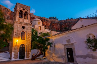 Yunan Monemvasia kentindeki Elkomenos Christos kilisesinin gün doğumu manzarası.