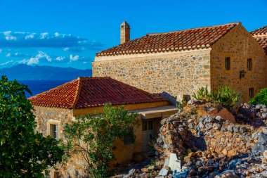 Yunan kenti Monemvasia 'nın çatıları.