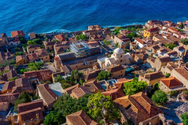 Yunan kenti Monemvasia 'nın çatıları.