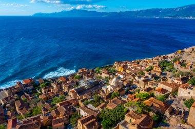 Yunan kenti Monemvasia 'nın çatıları.