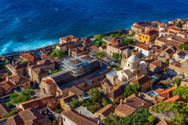 Yunan kenti Monemvasia 'nın çatıları.