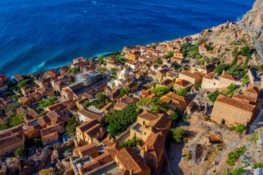 Yunan kenti Monemvasia 'nın çatıları.