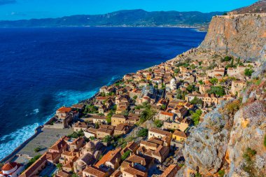 Yunan kenti Monemvasia 'nın çatıları.
