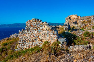 Yunanistan 'daki Monemvasia şatosunun kalıntıları.