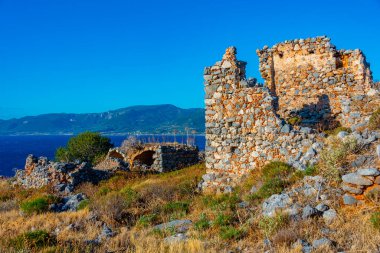 Yunanistan 'daki Monemvasia şatosunun kalıntıları.