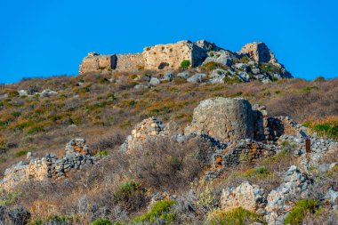 Yunanistan 'daki Monemvasia şatosunun kalıntıları.