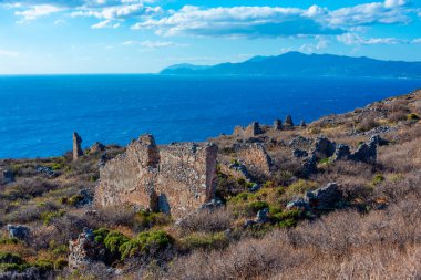 Yunanistan 'daki Monemvasia şatosunun kalıntıları.