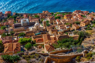 Yunanistan 'da dolambaçlı merdivenlerin arkasındaki Monemvasia manzarası.