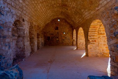 Yunanistan 'daki Monemvasia şatosunun kalıntıları.