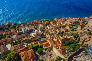 Yunan kenti Monemvasia 'nın çatıları.