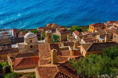 Yunan kenti Monemvasia 'nın çatıları.