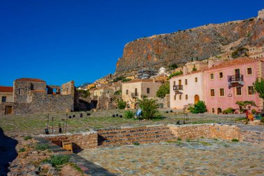 Yunan şehri Monemvasia 'daki Krisafitissa Meydanı.