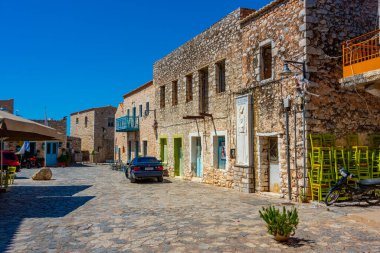 Yunanistan 'ın Areopoli kentinin ana meydanında yaz günü..