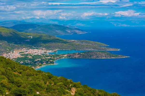 Yunanistan 'daki Palaia Epidavros ve çevresindeki kıyı şeridinin panorama manzarası.