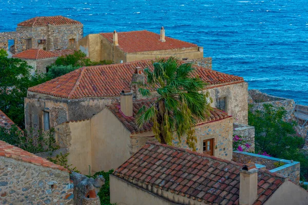 Yunan kenti Monemvasia 'nın çatıları.