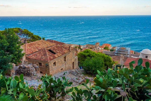 Yunan kenti Monemvasia 'nın çatıları.