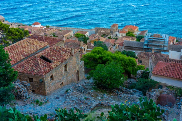 Yunan kenti Monemvasia 'nın çatıları.