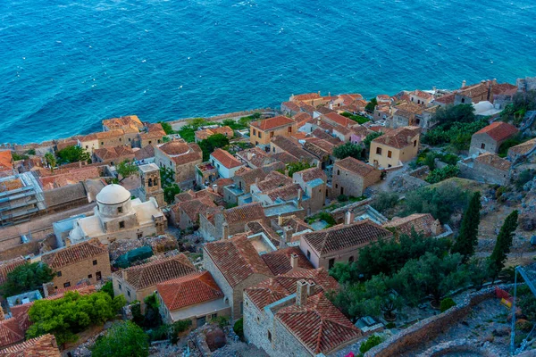 Yunanistan 'da Monemvasia' da gün batımı kıvrımlı merdivenlerin arkasında.