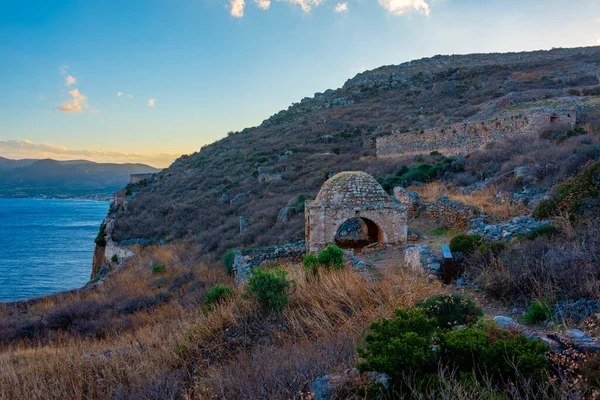 Yunanistan 'daki Monemvasia şatosunun günbatımı manzarası.