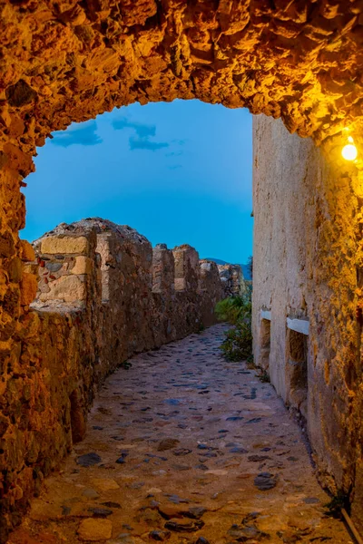 Yunanistan 'ın tarihi Monemvasia kentinin taştan sokağının gün batımı manzarası.