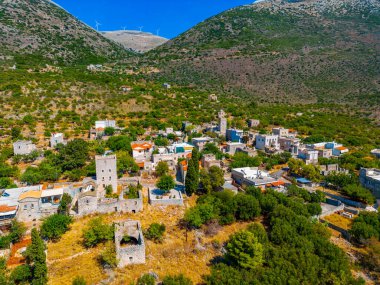 Yunanistan 'ın Mora yarımadasındaki Varvaka köyünün hava manzarası.