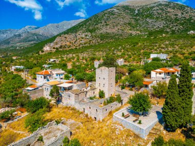 Yunanistan 'ın Mora yarımadasındaki Varvaka köyünün hava manzarası.