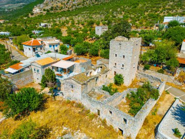 Yunanistan 'ın Mora yarımadasındaki Varvaka köyünün hava manzarası.