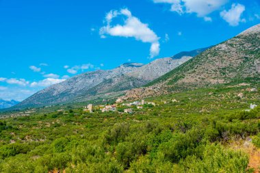 Yunanistan 'ın Mora yarımadasındaki Varvaka köyünün hava manzarası.