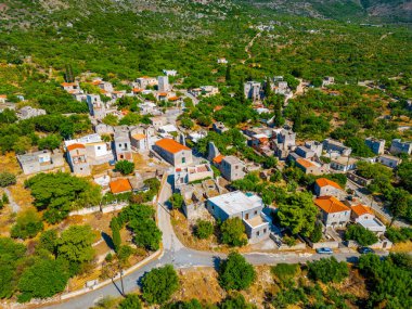 Yunanistan 'ın Mora yarımadasındaki Mina köyünün hava manzarası.