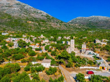 Yunanistan 'ın Mora yarımadasındaki Mina köyünün hava manzarası.