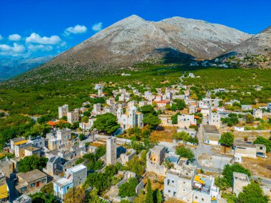 Yunanistan 'ın Mora yarımadasındaki Kita köyünün hava manzarası.