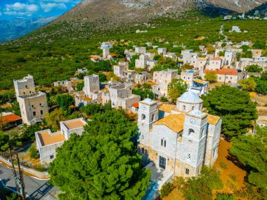 Yunanistan 'ın Mora yarımadasındaki Kita köyünün hava manzarası.