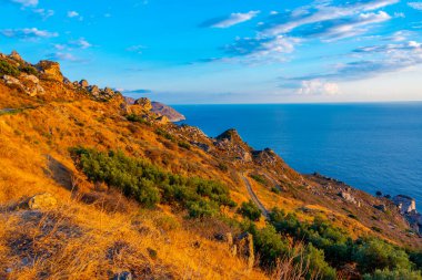 Gerolimenas yakınlarındaki Yunan kıyı şeridi manzarası.
