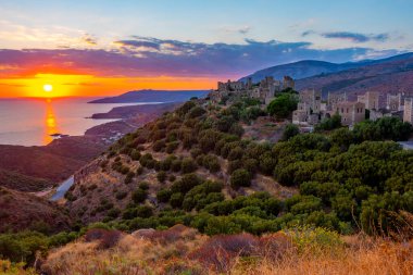 Yunanistan 'ın Mora yarımadasındaki Vathia köyünün günbatımı manzarası.