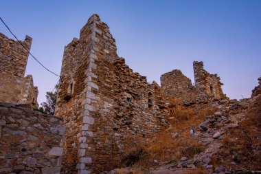 Yunanistan 'ın Mora yarımadasındaki Vathia köyünün üzerinde gün batımı.