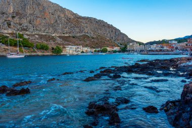 Yunanistan 'ın Gerolimenas sahil şeridinin gün doğumu manzarası.