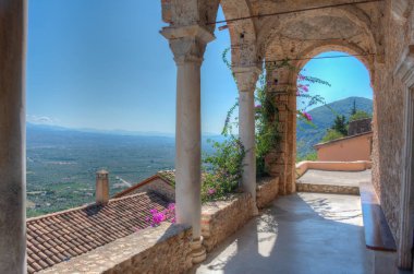 Pantanassa 'nın balkonunda Yunanistan' daki Mystras arkeoloji sahasının kutsal manastırı.