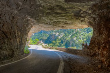 Yunanistan 'da Langada Geçidi' nden geçen bir yolda tünel.
