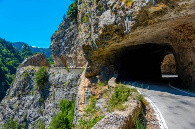 Yunanistan 'da Langada Geçidi' nden geçen bir yolda tünel.