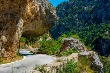 Yunanistan 'da Langada Geçidi' nden geçen bir yolda tünel.