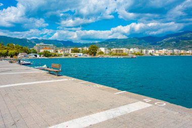 Yunanistan 'ın Kalamata limanında sahil yürüyüşü.
