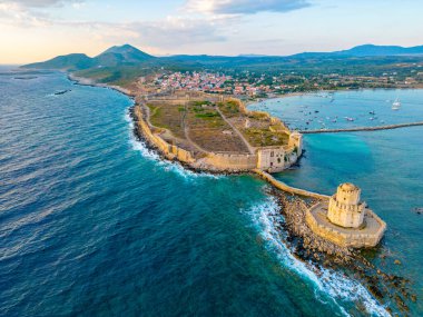 Yunanistan 'daki Methoni şatosunun günbatımı manzarası.