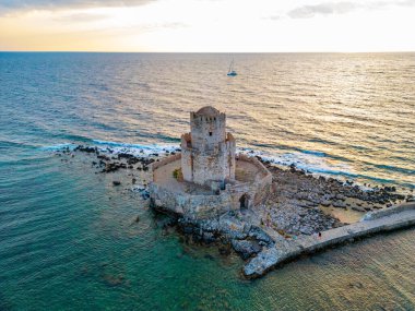 Yunanistan 'daki Methoni Şatosu Bourtzi' nin gün batımı manzarası.