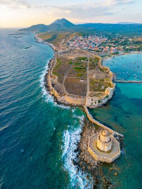 Yunanistan 'daki Methoni şatosunun günbatımı manzarası.