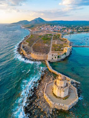 Yunanistan 'daki Methoni şatosunun günbatımı manzarası.