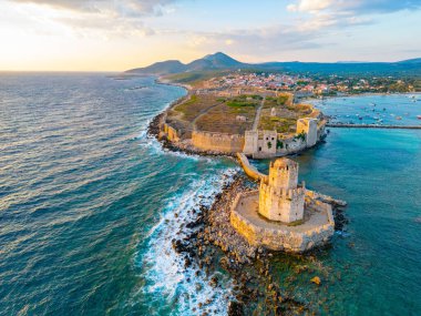 Yunanistan 'daki Methoni şatosunun günbatımı manzarası.