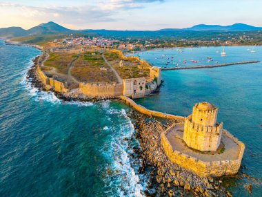 Yunanistan 'daki Methoni şatosunun günbatımı manzarası.